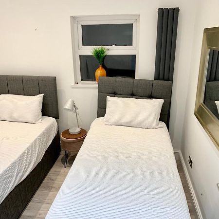 Modern 2 Bedroom Apartment With Private Garden Near Canary Wharf London Eksteriør bilde
