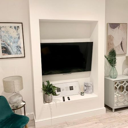 Modern 2 Bedroom Apartment With Private Garden Near Canary Wharf London Eksteriør bilde