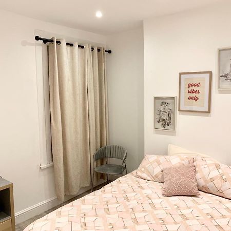 Modern 2 Bedroom Apartment With Private Garden Near Canary Wharf London Eksteriør bilde