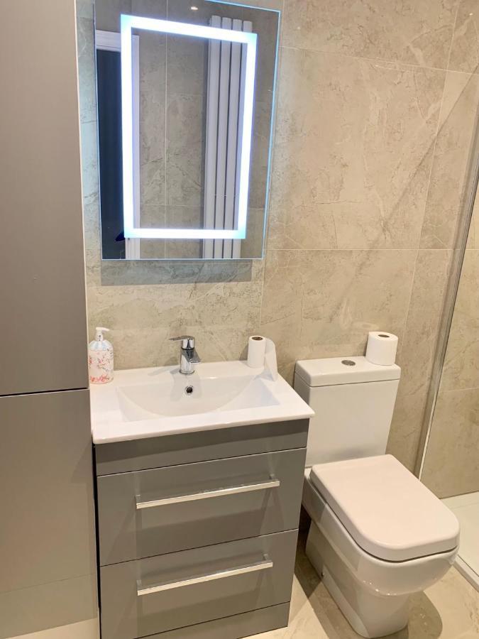 Modern 2 Bedroom Apartment With Private Garden Near Canary Wharf London Eksteriør bilde