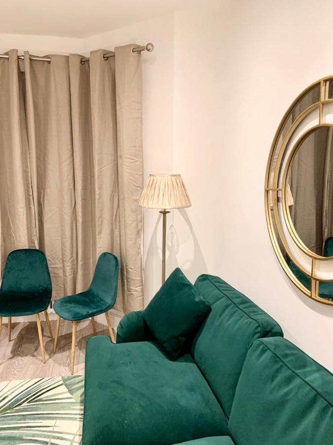 Modern 2 Bedroom Apartment With Private Garden Near Canary Wharf London Eksteriør bilde