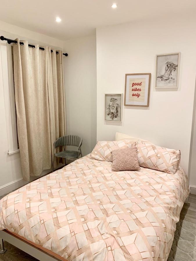 Modern 2 Bedroom Apartment With Private Garden Near Canary Wharf London Eksteriør bilde