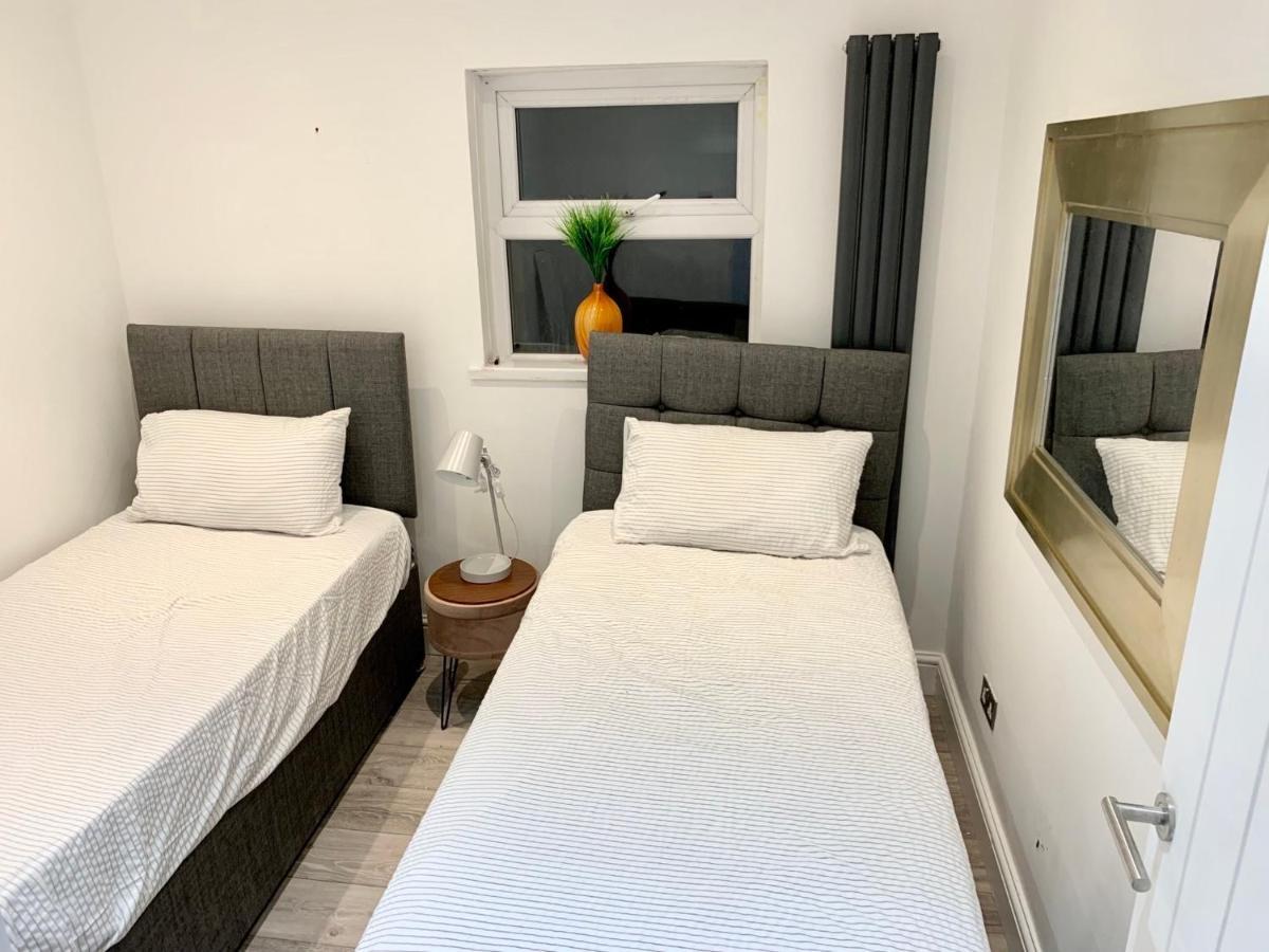 Modern 2 Bedroom Apartment With Private Garden Near Canary Wharf London Eksteriør bilde