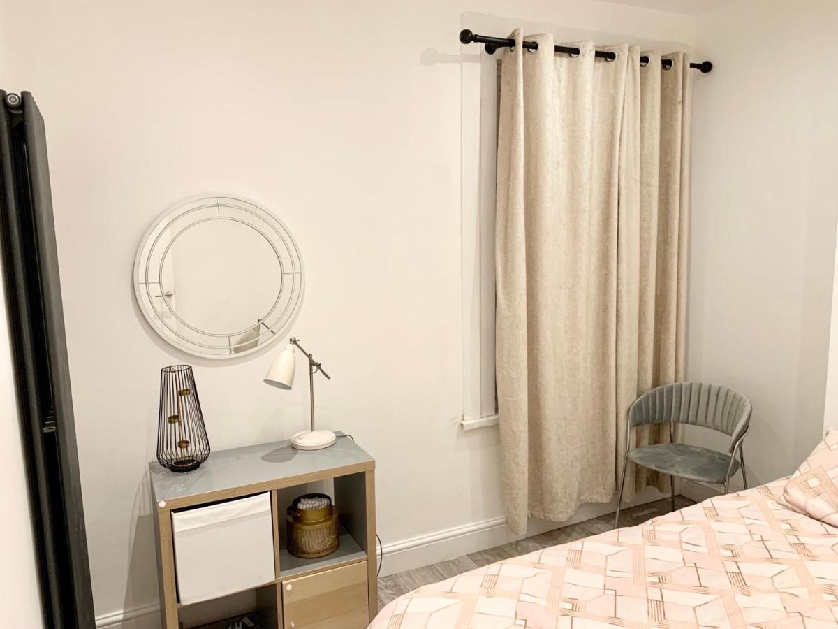 Modern 2 Bedroom Apartment With Private Garden Near Canary Wharf London Eksteriør bilde