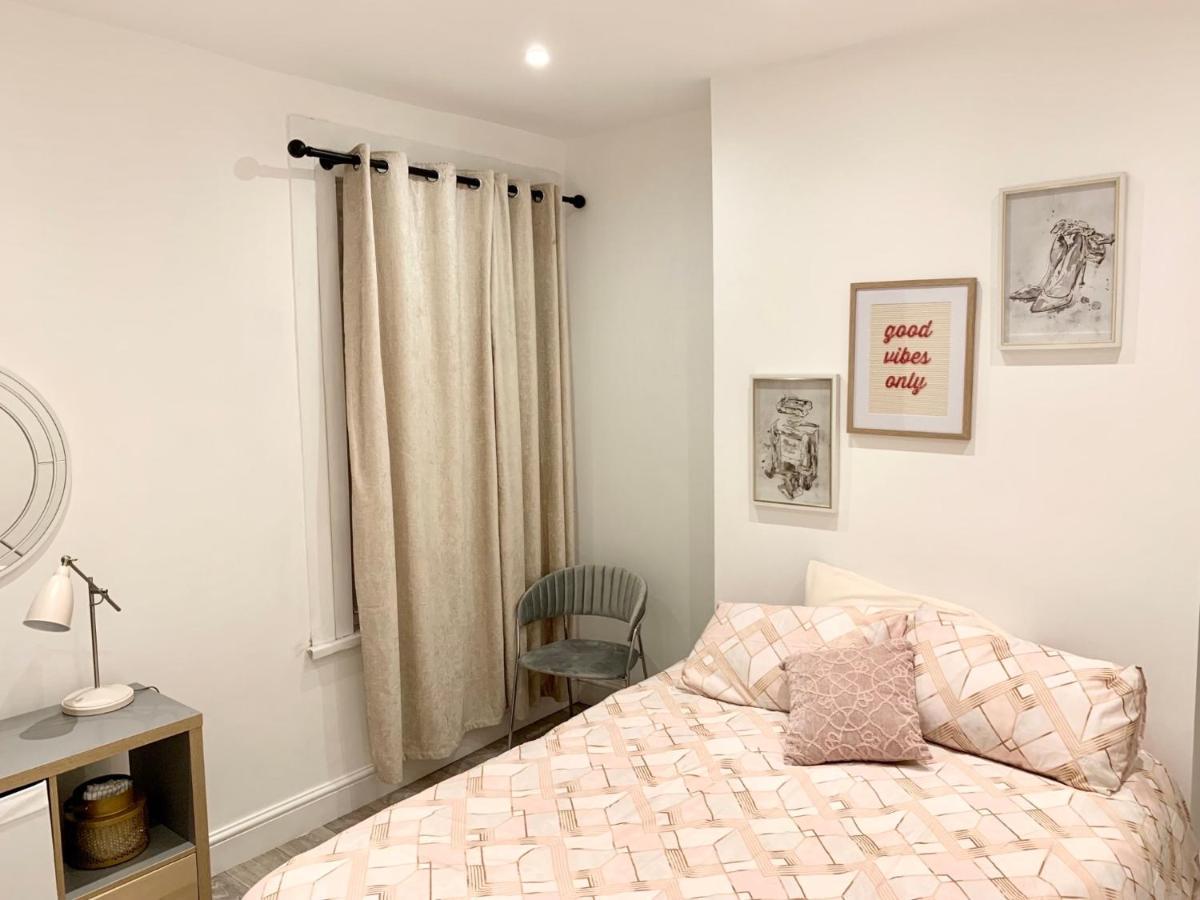 Modern 2 Bedroom Apartment With Private Garden Near Canary Wharf London Eksteriør bilde